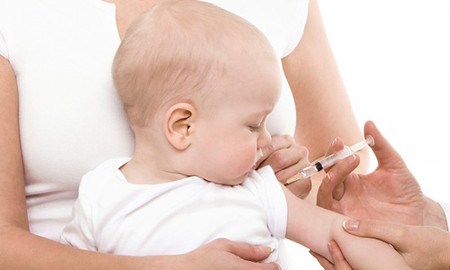 Trẻ 9 tháng tuổi nên được tiêm phòng: Quai bị, sởi và Rubella (MMR 1)